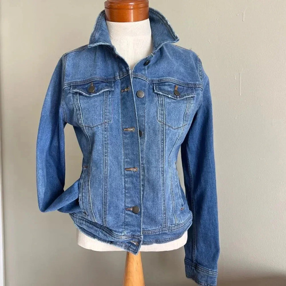Universal Thread Medium Wash Lightly Distressed
Jean Jacket Size Small - Picture 8 of 14